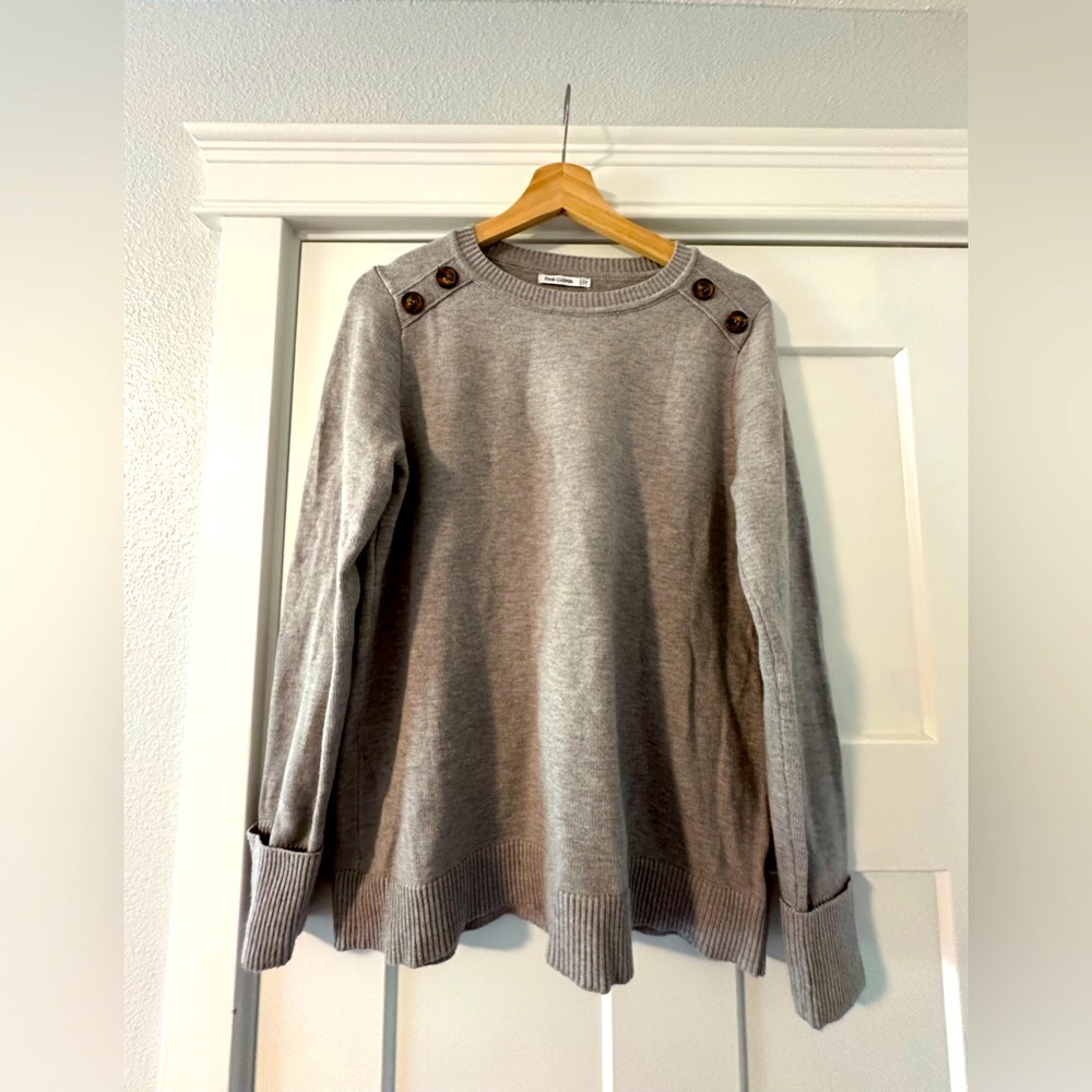 Gray sweater with bottom details